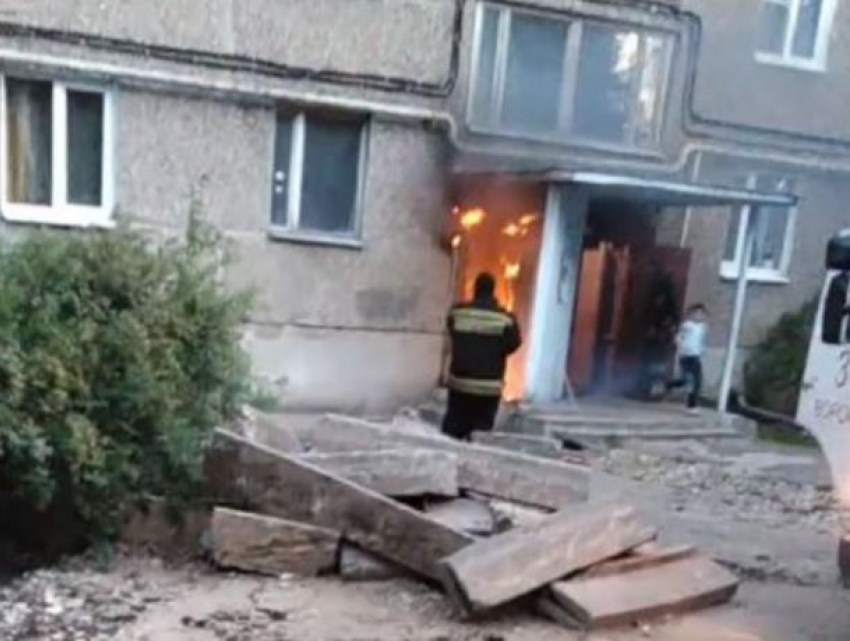 Пылающий в многоэтажке мусоропровод попал на видео в Воронеже 