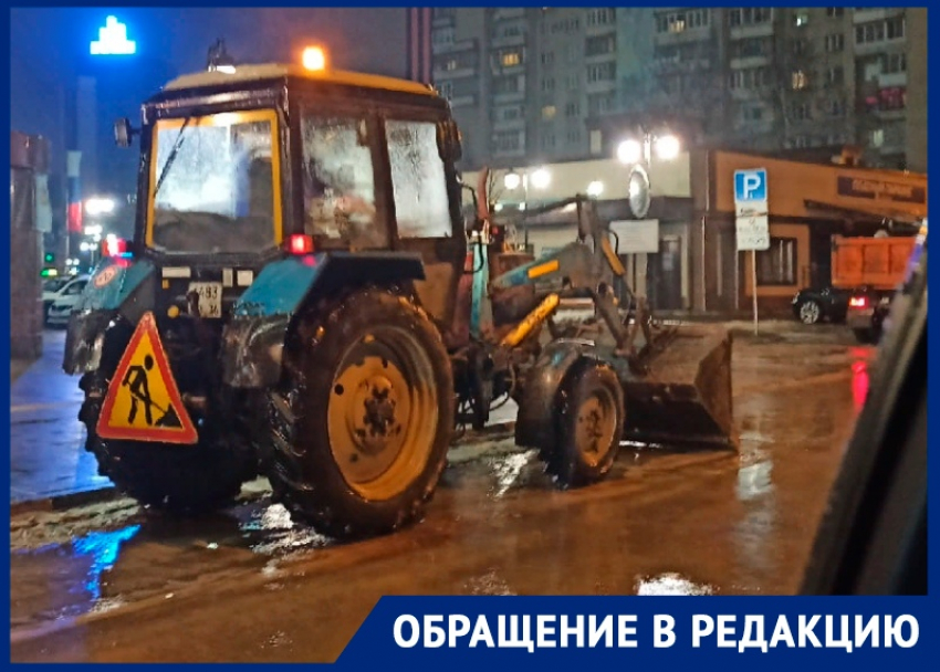 Ковшом по воде: трактор продемонстрировал невероятный способ борьбы с лужами в Воронеже 
