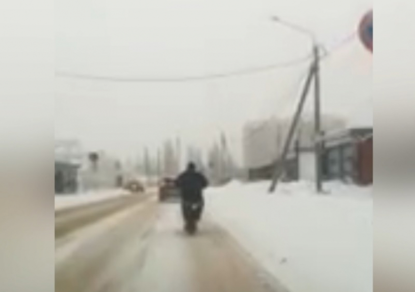 Суровый мужик рассмешил в снегопад водителей в Воронеже