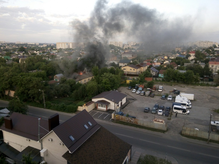 Серьезный пожар у Птичьего рынка сняли в Воронеже