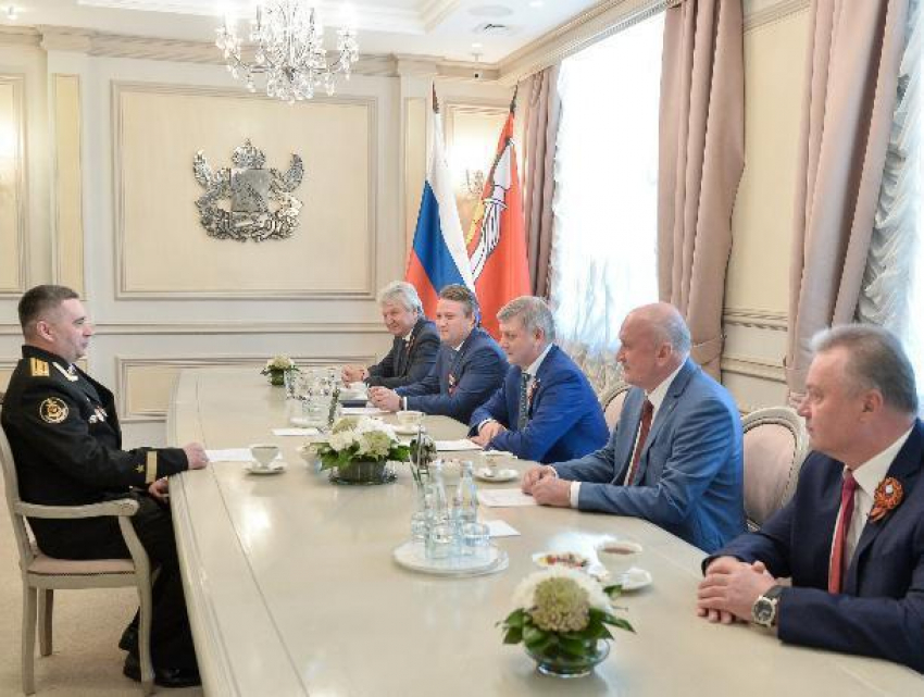 Командир «Воронежа» пригласил губернатора Гусева в гости