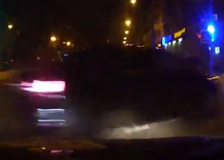 Автомобили разминулись в сантиметрах на безумной скорости в Воронеже