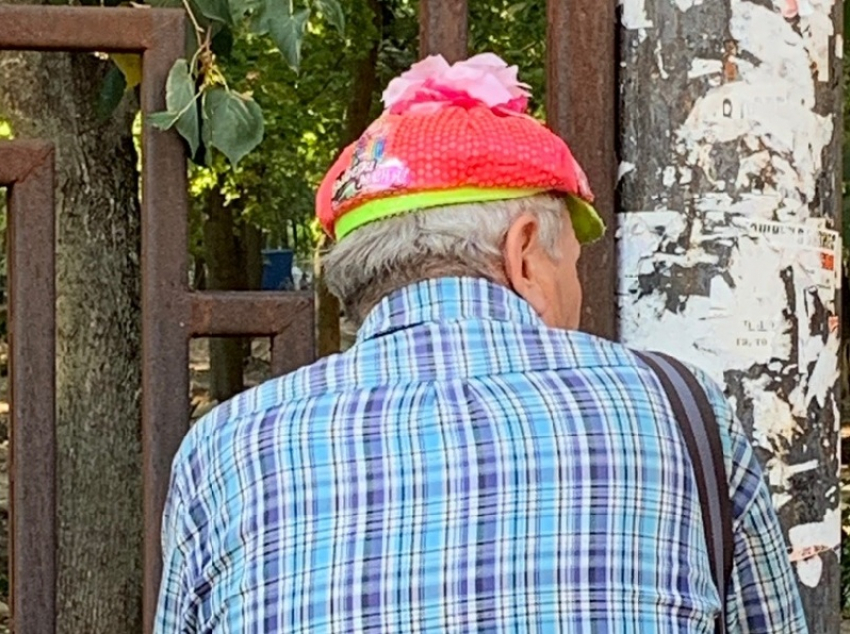 Прелестный старичок в шапочке с бантом разгуливает по Воронежу