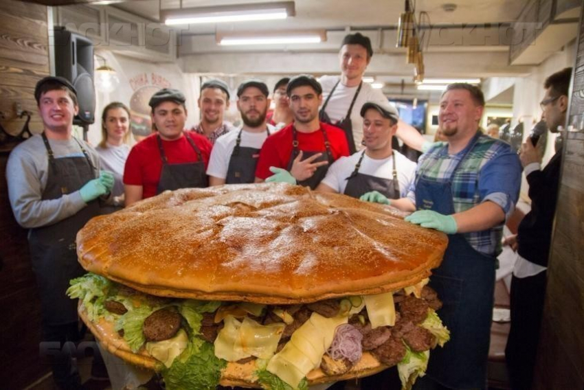 Гигантский 157-килограммовый воронежский бургер попал в «Книгу рекордов России»