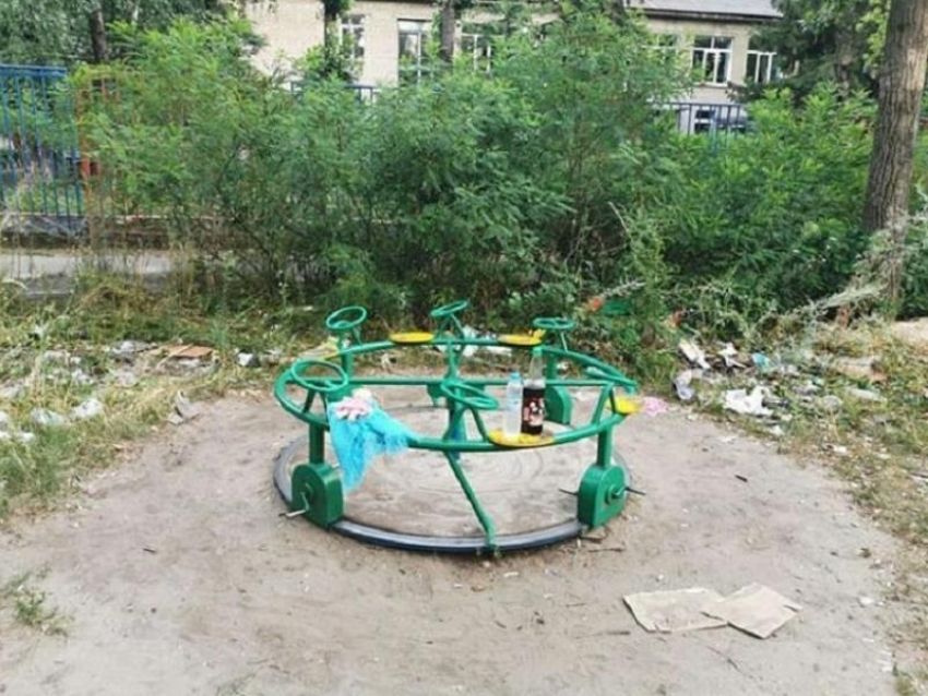 Суровую детскую площадку среди свалки сняли на воронежском Машмете 