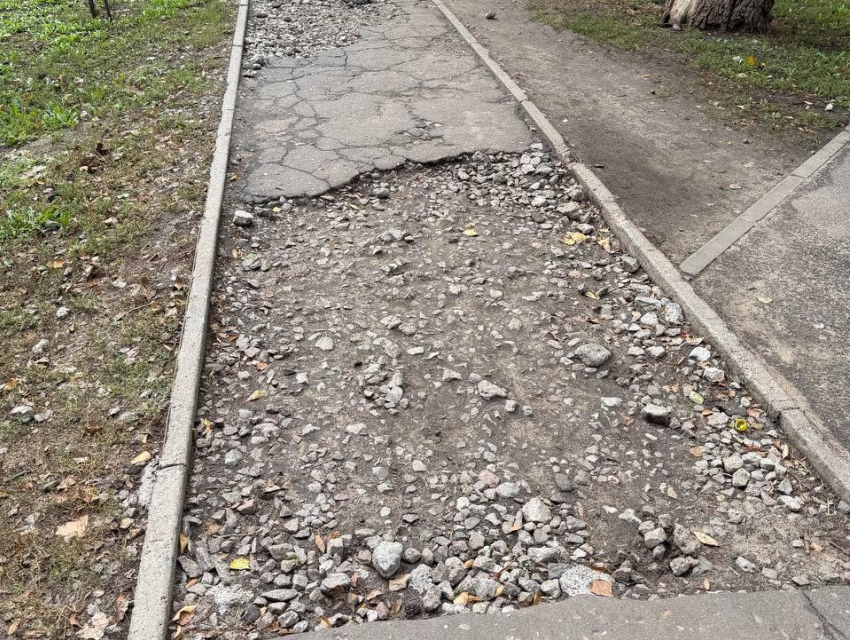 «Яма на яме»: воронежцы пожаловались на бульвар, где дети рискуют переломать ноги