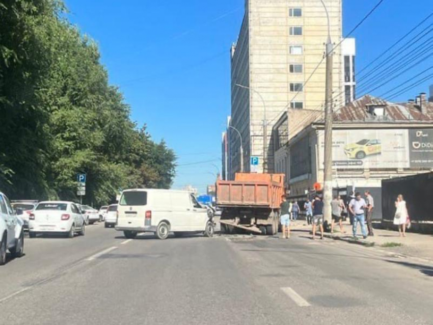 Жесткое ДТП остановило движение на 9 Января в Воронеже