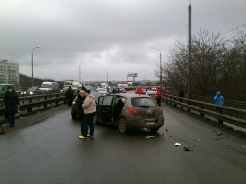 В Воронеже около парка Динамо столкнулись 28 автомобилей (ФОТО)