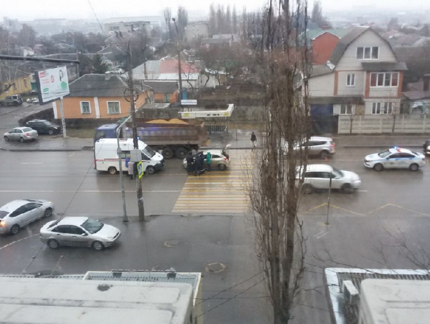 48-летний мужчина попал под колеса Opel Corsa в Воронеже