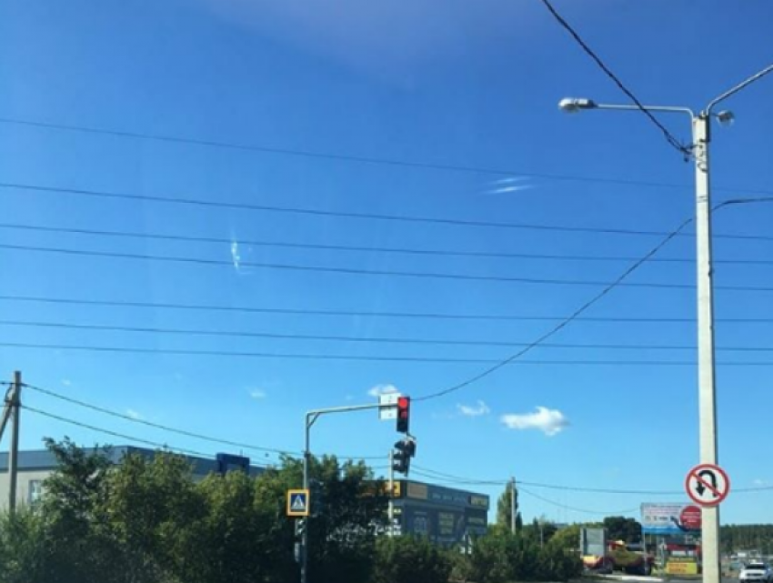 Опасный светофор, угрожающий автомобилистам, нашли на дороге в Воронеже