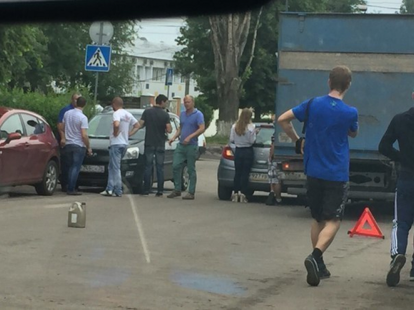 Из-за массовой аварии в Воронеже движение на улице Беговой парализовало 