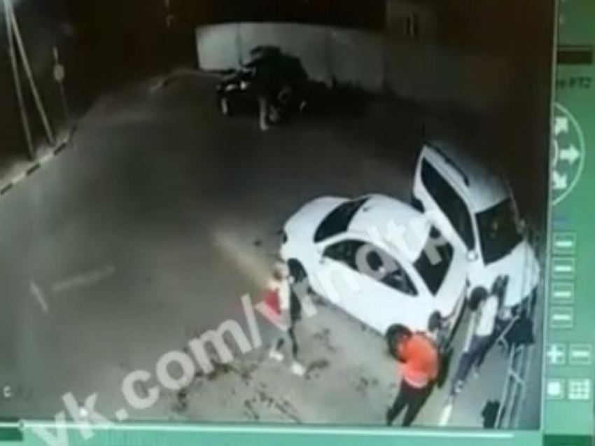 Нелепое столкновение двух Lada на воронежской автомойке сняла камера