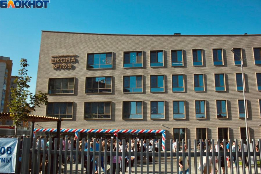 Плевали и били до сотрясения: скандал с массовым избиением разразился в новой школе Воронежа