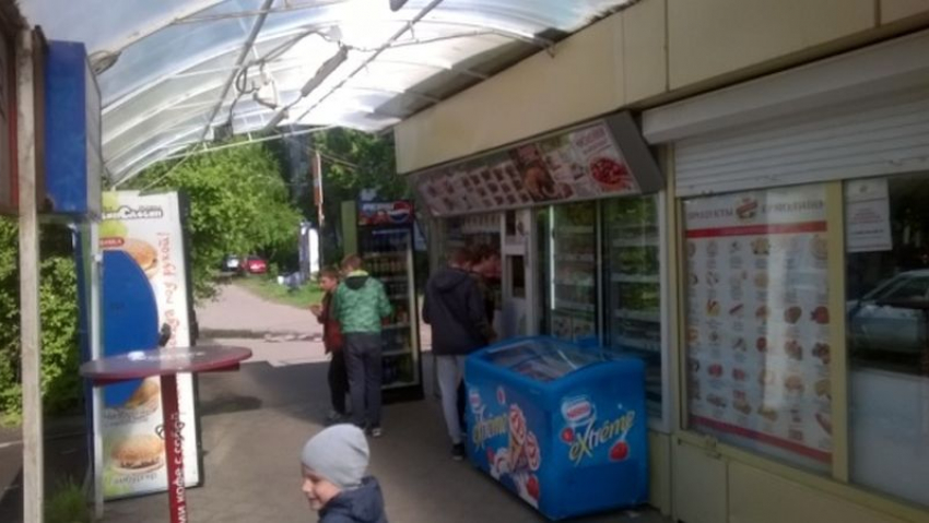 Воронежские власти снесли киоск фаст-фуда «Робин Сдобин» на бульваре Победы
