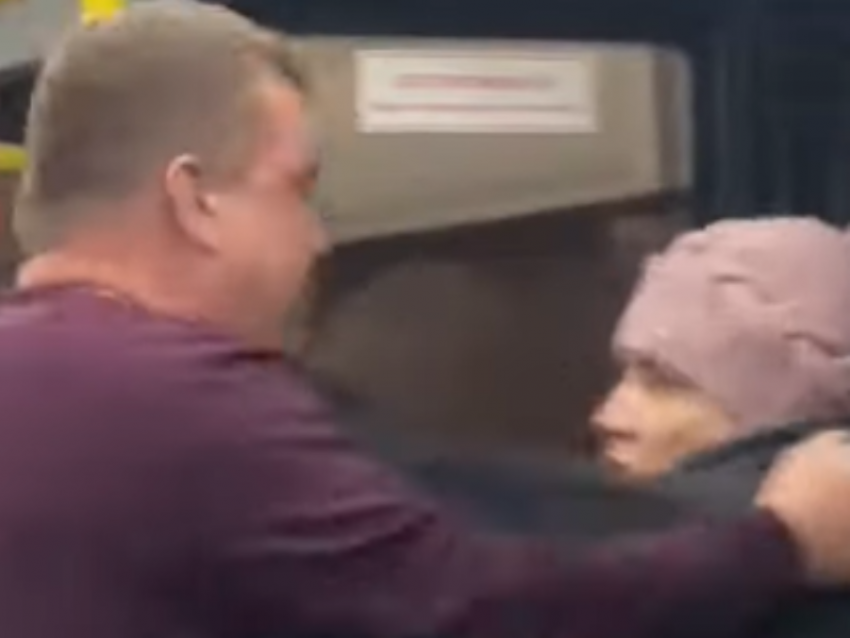 Видео: маршрутчик жёстко обматерил и вышвырнул пассажирку без маски в Воронеже