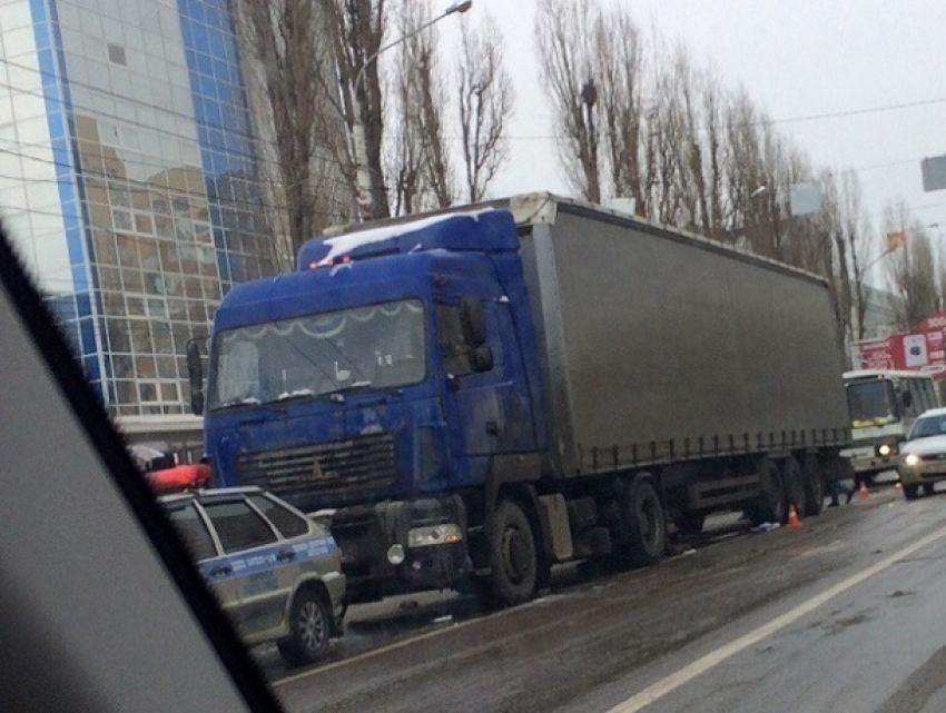 В Воронеже грузовик раздавил женщину на пешеходном переходе