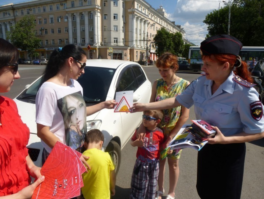 В Воронеже гаишники напомнили водителям о детях на дорогах (ФОТО)