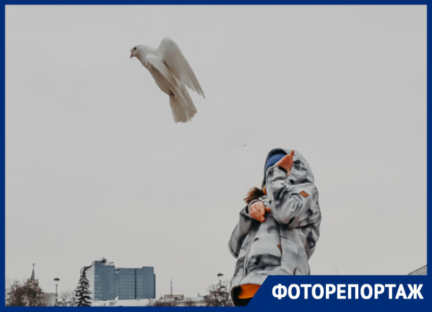 И дождь не помеха: воронежцы выпустили голубей на Благовещение