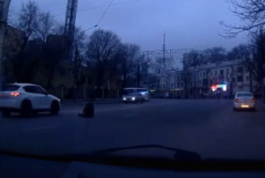 Несуразный пешеход подставил водителя в Воронеже