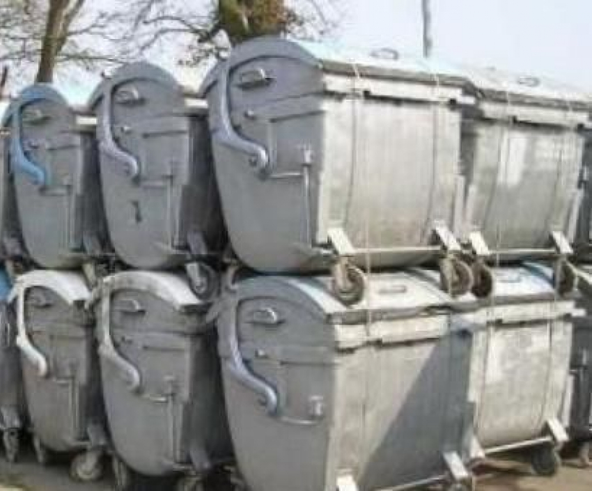 Воронежцы пытались украсть с Левобережного кладбища контейнеры для мусора
