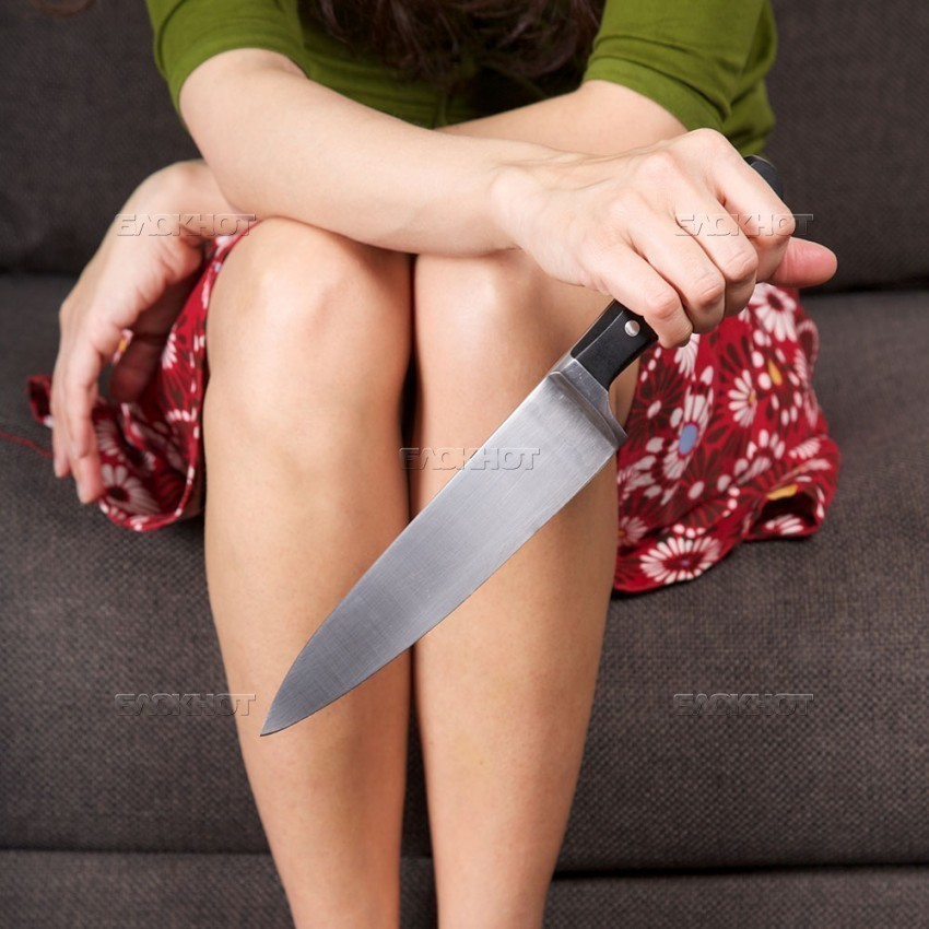 В Воронеже девушка зарезала мужа, который уединился с приятелем на кухне