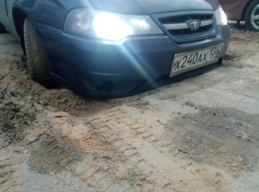 Парковка у ТЦ поглотила иномарку в Воронеже 