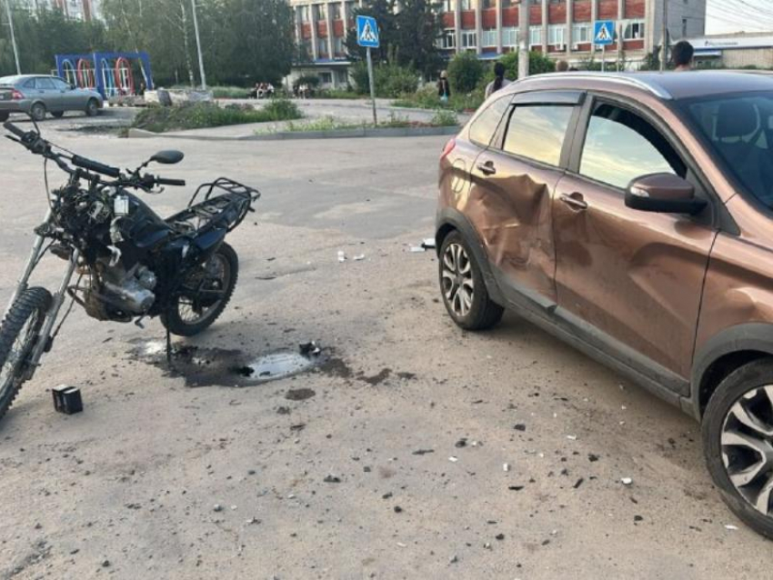 Трое детей пострадали в ДТП с мотоциклом и легковушкой под Воронежем 