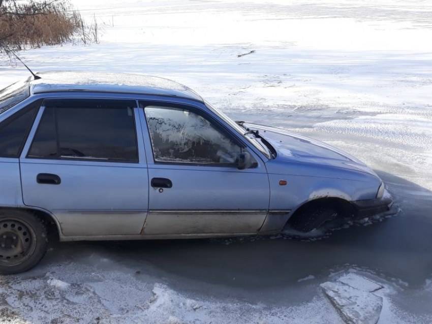 В Воронежское водохранилище провалилась и вмерзла иномарка