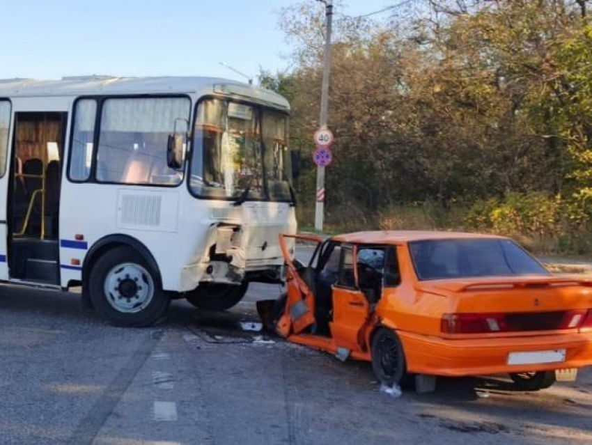 "Пазик» уничтожил красивую «пятнашку» под Воронежем - опубликовано фото