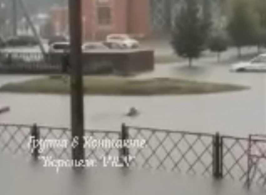 Заплыв по дороге, превратившейся в реку, записали на видео в Воронежской области