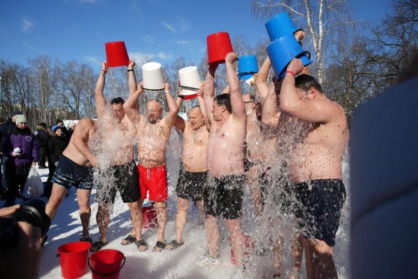 Воронежские министры облились холодной водой на проводах зимы 