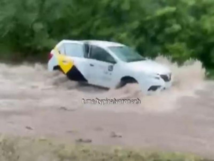 Спасение пассажира из тонущего такси в Воронеже сняли на видео