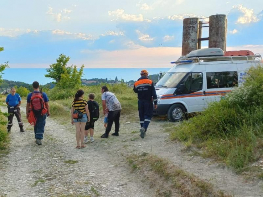 Воронежская семья с двумя детьми заблудилась по пути к сочинскому водопаду «Слезы Лауры»