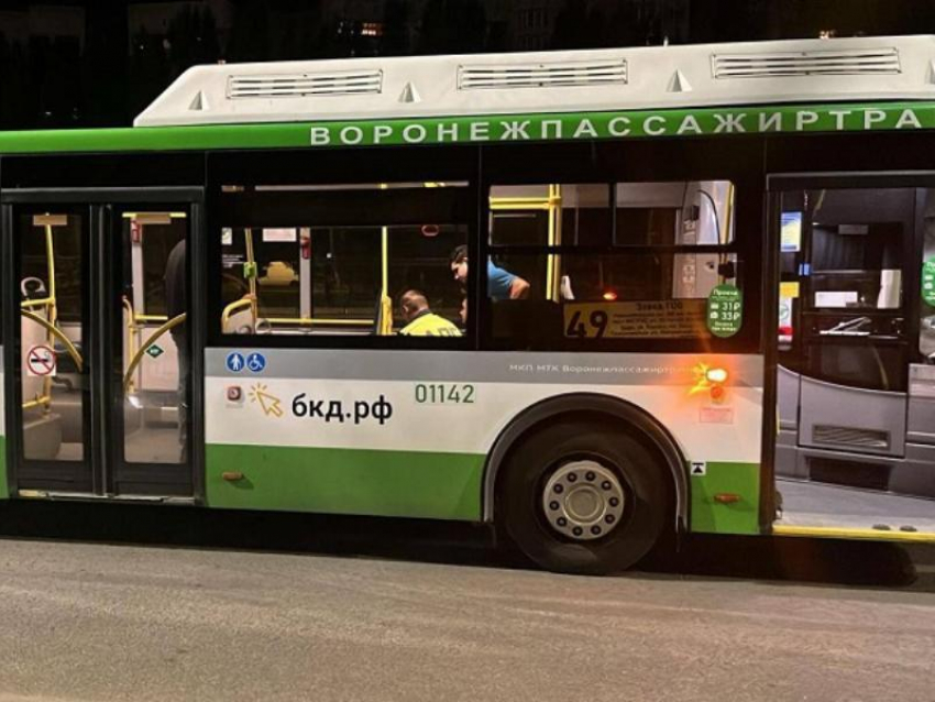 Падение женщины в автобусе №49 проверят следователи в Воронеже