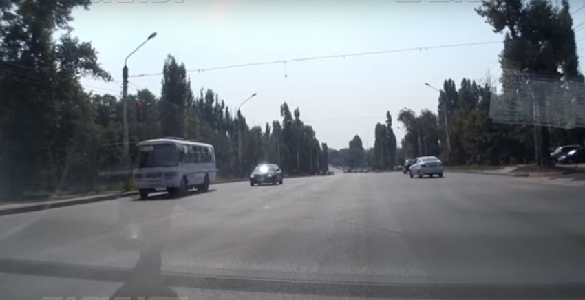 Воронежские полицейские оштрафовали водителя ПАЗа, промчавшегося на красный свет