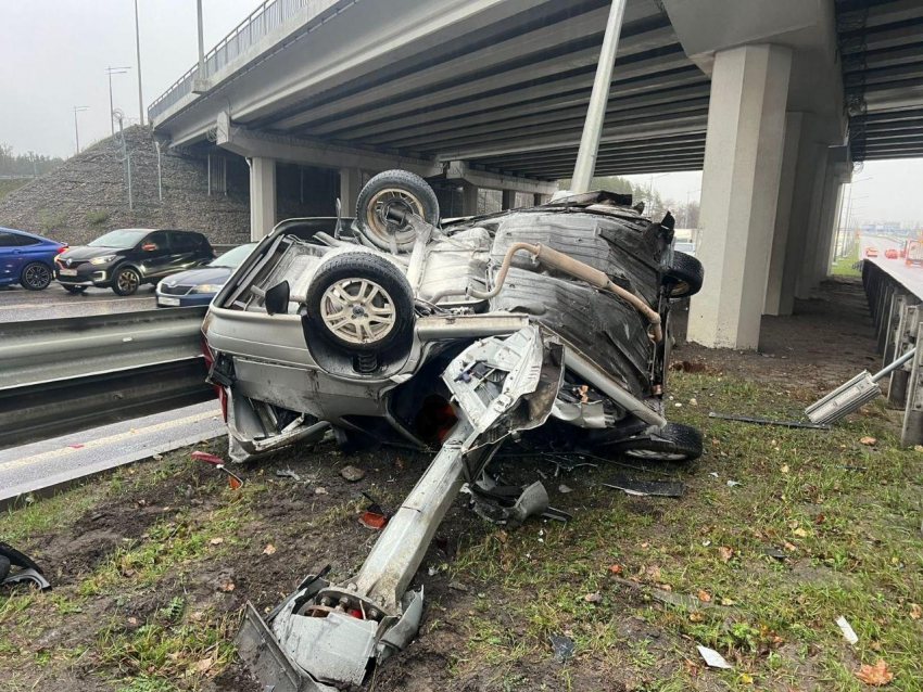 Машина сложилась пополам: водитель чудом выжил в жутком ДТП в Воронеже