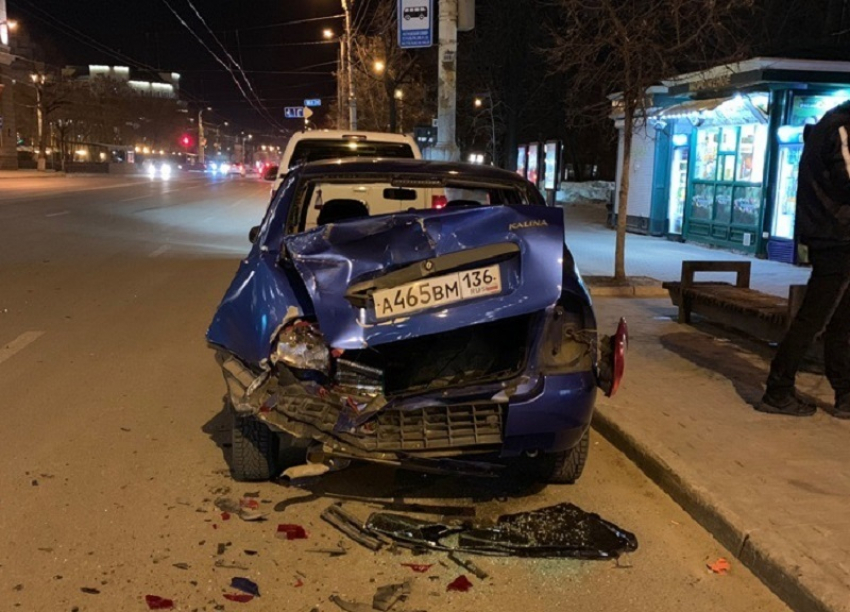 Таран припаркованной машины и бегство с места ДТП сняли в Воронеже