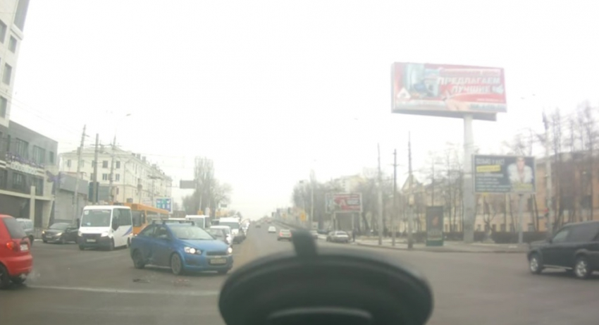 Кадры аварии в центре Воронежа попали на видеорегистратор