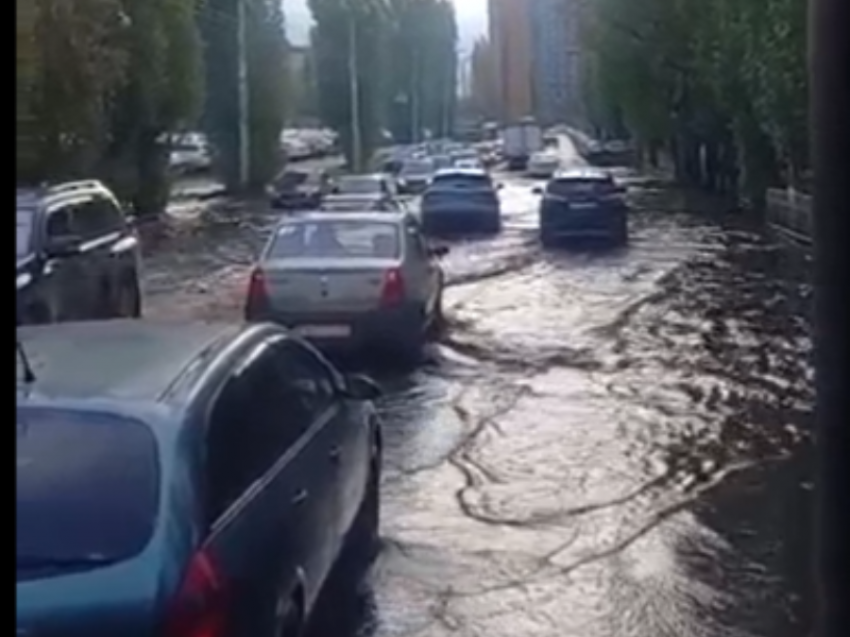 "Нужна подводная лодка": о масштабном дорожном потопе рассказали воронежцы