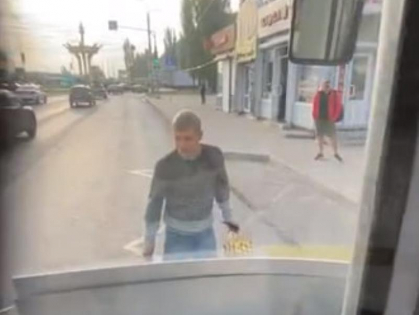 "Пассажиры выпихнули его", – пьяный мужчина устроил автобусный переполох в Воронеже