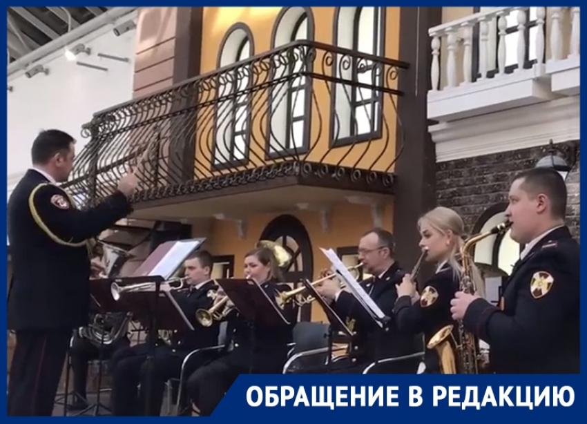 Музыкальный подарок преподнес оркестр Росгвардии для девушек в Воронеже 