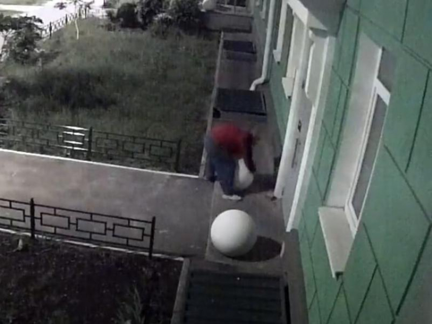 Школьники-разрушители попали на видео в Воронеже