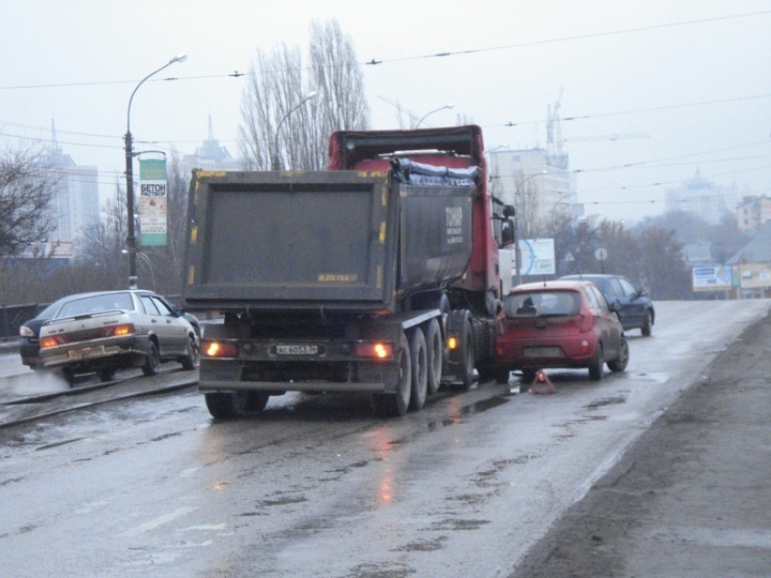 В Воронеже на 9 Января из-за ДТП получилась большая пробка