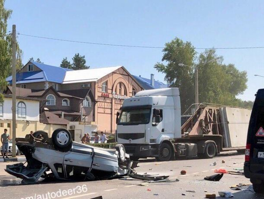 Опубликованы жуткие фото массового ДТП с пятью пострадавшими в Воронеже