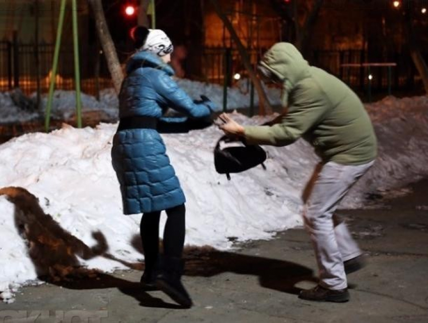 В Воронеже мужчина избил и ограбил 17-летнюю девушку 