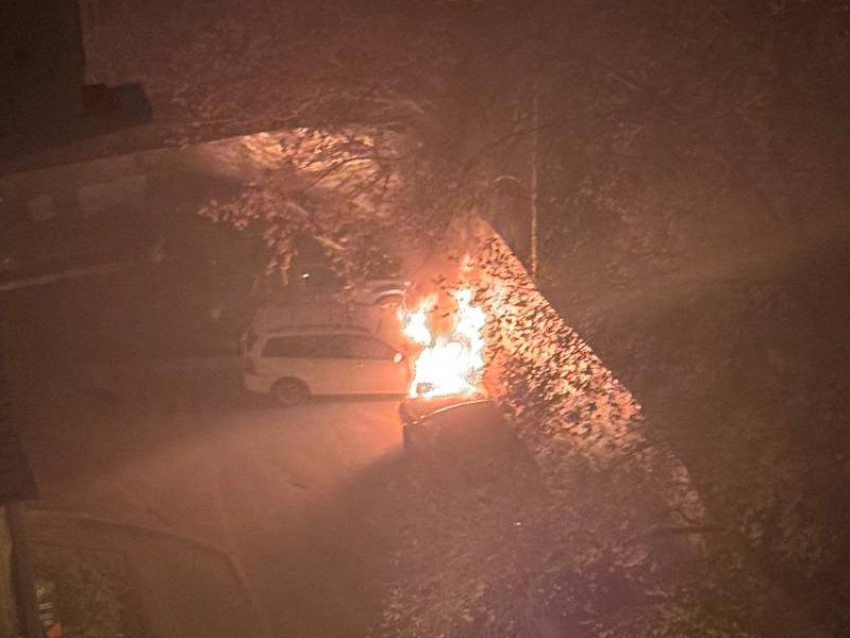 Горящие автомобили попали на видео ночью в Воронеже