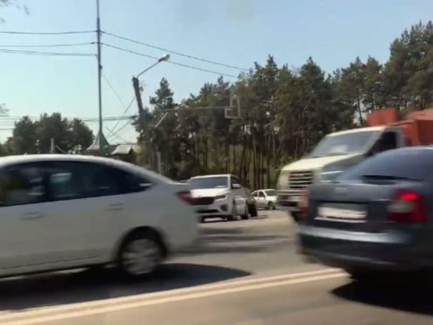 Автомобилисты встали в большой пробке в Воронеже