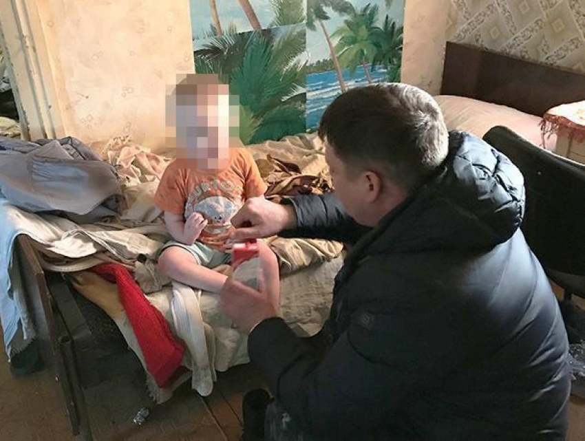 В Воронежской области раздетого 2-летнего малыша спас офицер Росгвардии