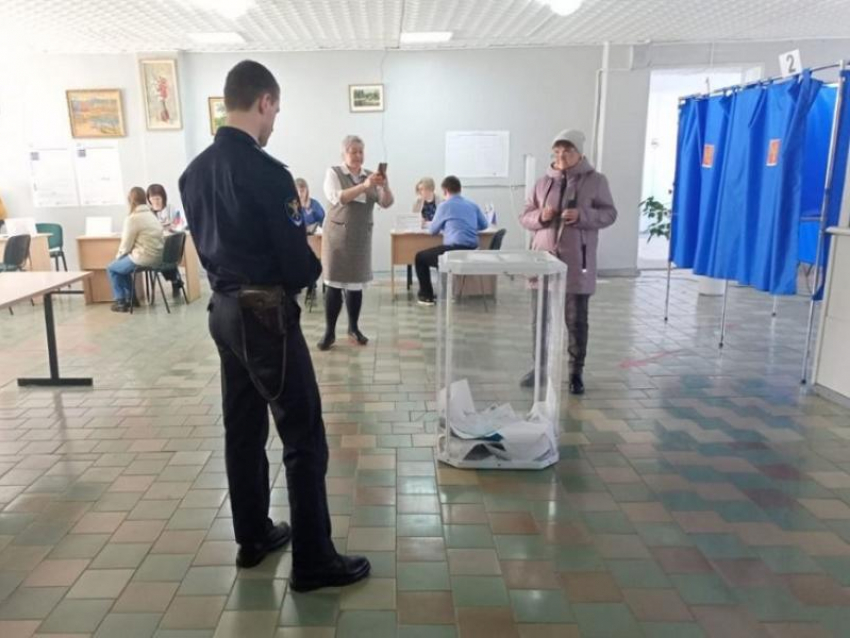 Женщину, залившую бюллетени зеленкой, задержали в Воронежской области