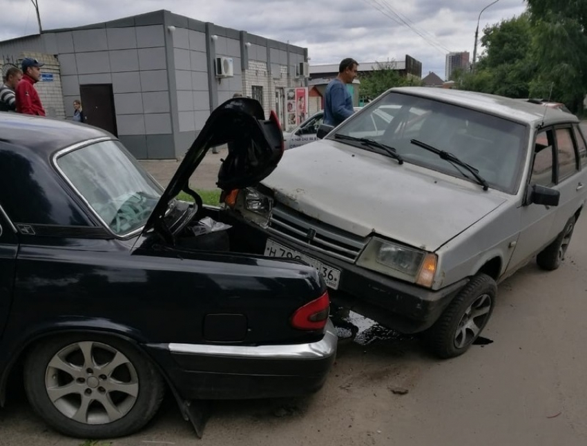 ВАЗ застрял в багажнике «Волги» после тарана в Воронеже